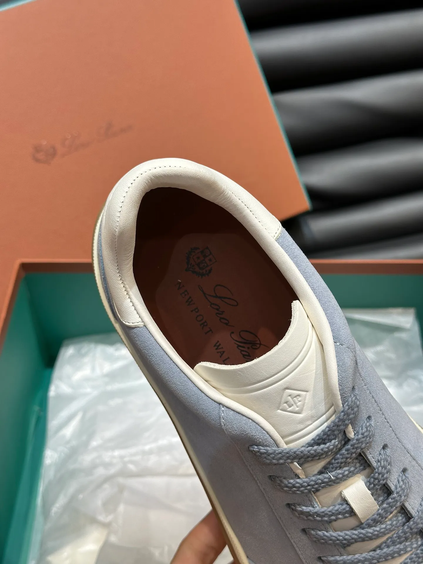 p420 Men's Shoes New 🆕Lp Old Money Style Men's Low-top Casual Tennis Shoes Loro Piana's high-end series has launched sports shoe styles made of soft cowhide. The breathable properties and flexible texture of natural materials make the sneakers both functional and comfortable. The high-quality metal-free tanning and tumble process highlights the natural texture of the leather, while the camel-colored sole and white rubber trim create a double-layer sole effect, making it an everyday shoe that can easily create a lazy and casual style! Size: 39-44 (45, 46 customized